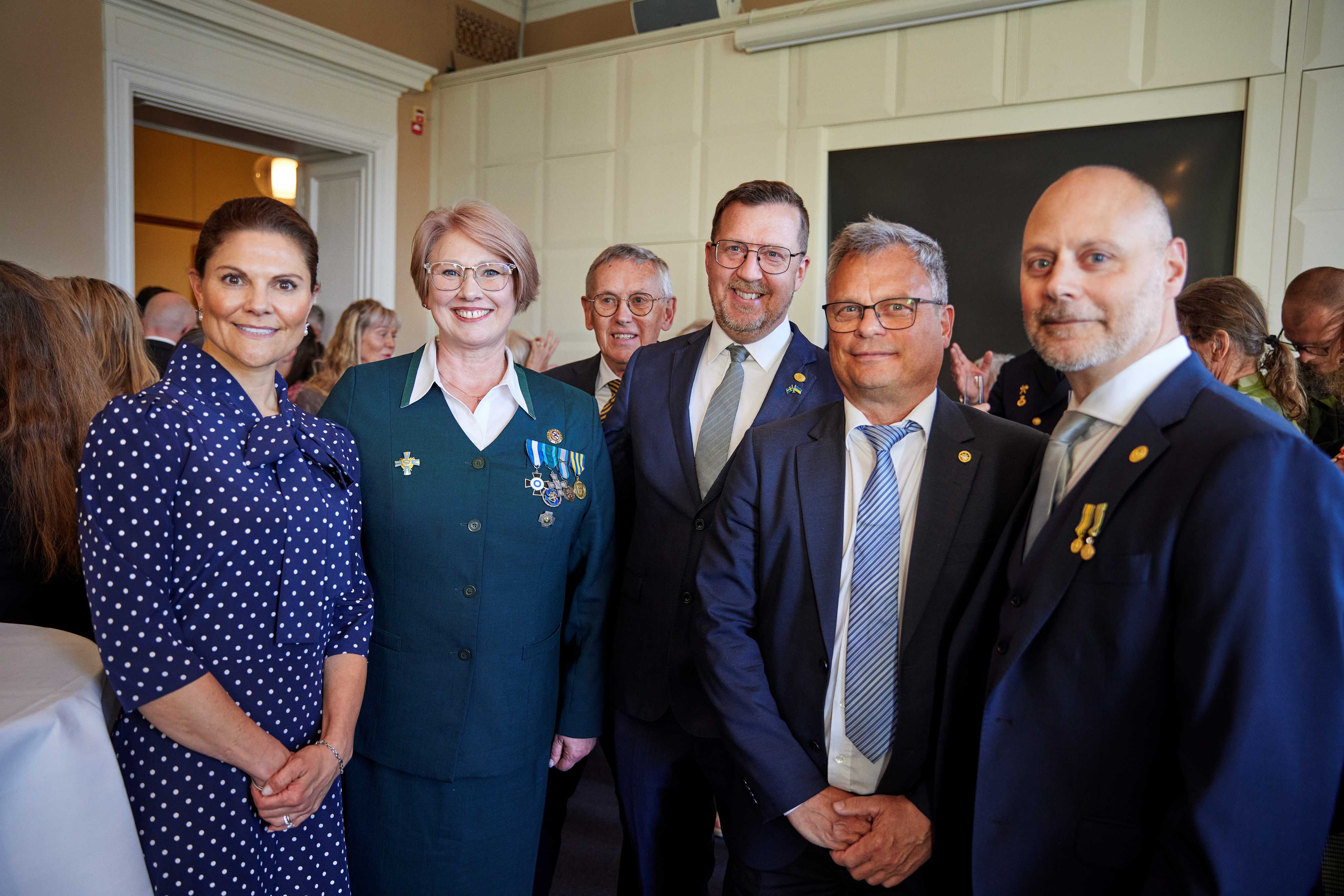 H.K.K. Victoria, Sotilaskotiliiton puheenjohtaja Anne-May Asplund, Svenska soldathemsförbundetin pääsihteeri Andreas Philipsson, Johan Rydén Svenska Soldathemsförbundetin puheenjohtaja, Andreas Philipsson Ruotsin pääsihteeri, Erik Kristensen KFUM’s Soldatermissionin pääsihteeri (Tanska) ja toiminnanjohtaja Frederic Olsson Boden soldathem (pohjoinen) seisovat kuvassa kongressi-illallisen yhteydessä.